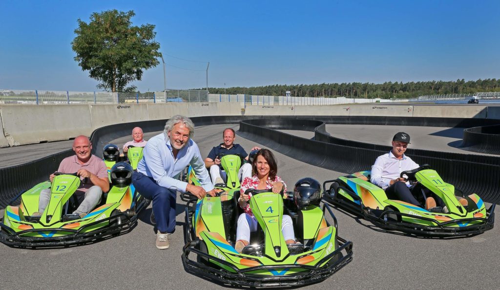 Brisk driving fun without exhaust fumes: Emodrome Managing Director Thomas Reister explains the E-Kart to State Secretary Rita Schwarzel-Sutter. State MP Daniel Born (from left), Councillor Richard Zwick, Tim Brauer (Managing Director of Emodrom Bau and Grund) and Reister assistant Lukas Krämer are also looking forward to the rounds. © Lenhardt