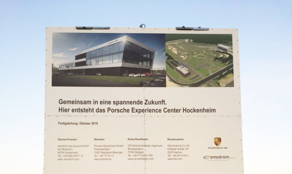 Bauschild des Porsche Experience Center am Hockenheimring - emodrom